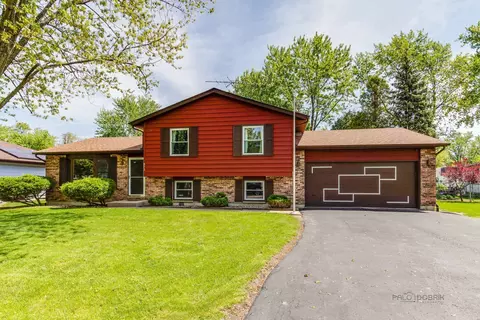 573 Bryn Mawr St, Park City, IL 60085
