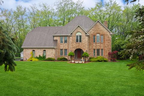 1740 Logan St, Roselle, IL 60172
