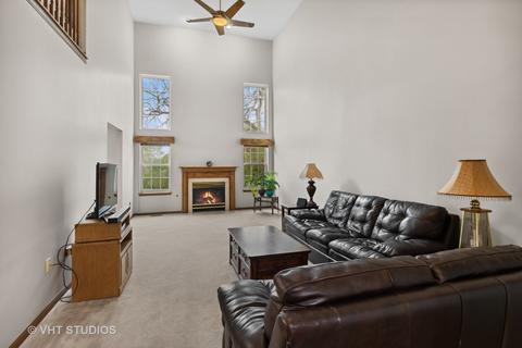 592 Brighton Ct, Elgin, IL 60123 photo 3