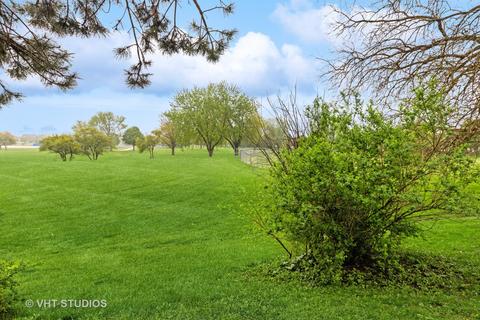 592 Brighton Ct, Elgin, IL 60123 photo 2