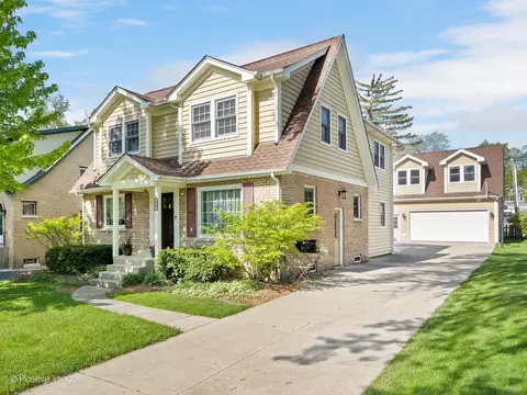826 N Summit St, Wheaton, IL 60187