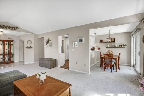 660 Lancaster Cir, Elgin, IL 60123 photo 4