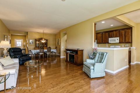 2816 Edgewater Dr, Elgin, IL 60124 photo 4