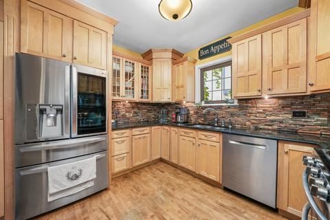 555 S Saylor Ave, Elmhurst, IL 60126 photo 8