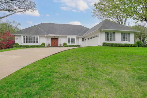 10 Woodgate Dr, Burr Ridge, IL 60527