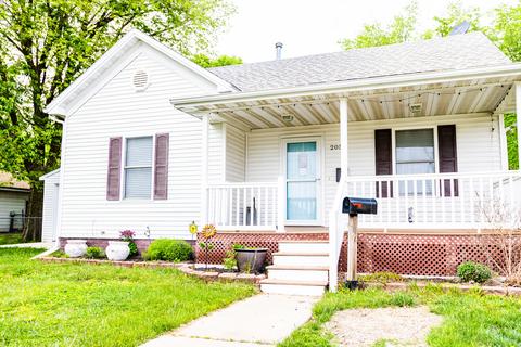 205 W Elm St, Le Roy, IL 61752