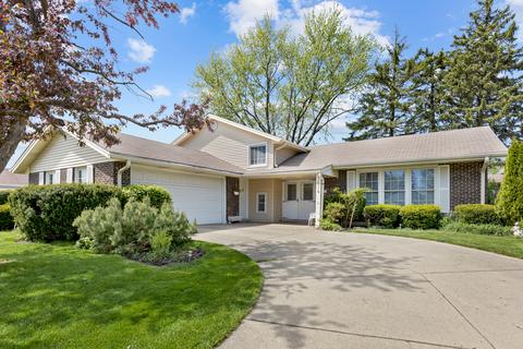1614 W Roanoke Dr, Arlington Heights, IL 60004