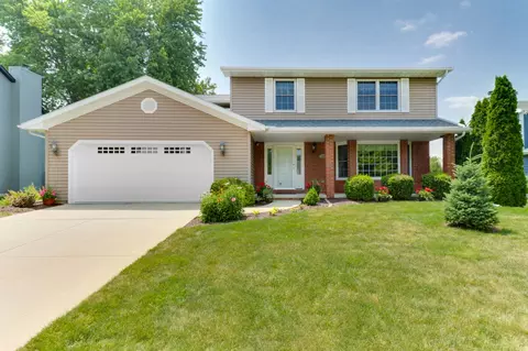 1511 Paddington Dr, Bloomington, IL 61704