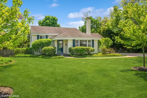 911 Huckleberry Ln, Glenview, IL 60025