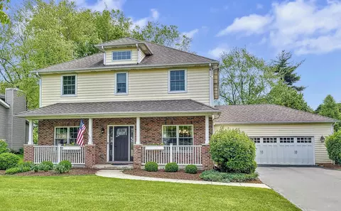 325 Lorraine Dr, Crystal Lake, IL 60012