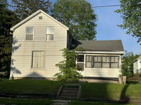 909 S Carroll Ave, Freeport, IL 61032