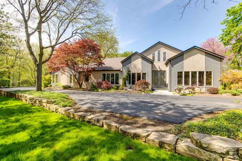 11 Lakewood Dr, Bannockburn, IL 60015