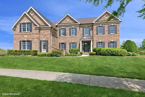 4 River Highlands Dr, Hawthorn Woods, IL 60047