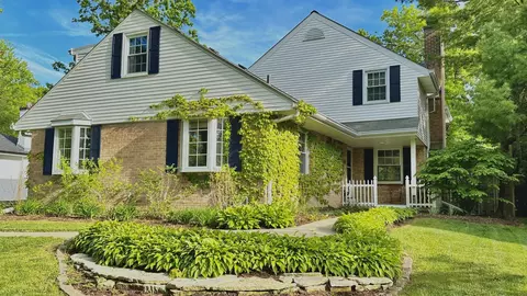 729 Green Briar Ln, Lake Forest, IL 60045