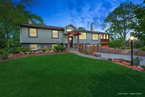 15200 W Pinewood Ln, Libertyville, IL 60048
