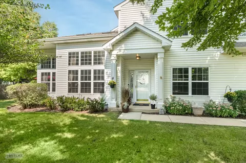 21 N Barton Trl, Batavia, IL 60510