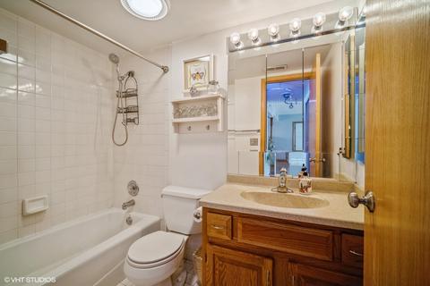 555 S River Rd #707, Des Plaines, IL 60016 photo 8
