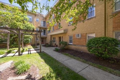1957 Euclid Ave #109, Berwyn, IL 60402