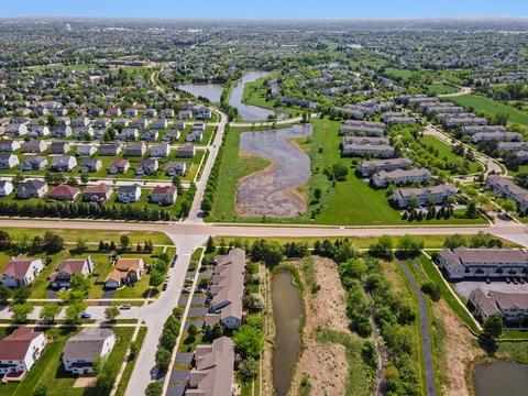 2349 Summerlin Dr, Aurora, IL 60503 photo 2