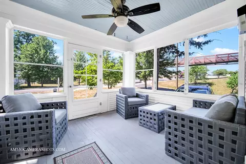 631 W Wesley St, Wheaton, IL 60187 photo 2