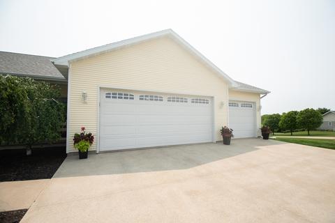 691 Pheasant Run, Dixon, IL 61021 photo 2
