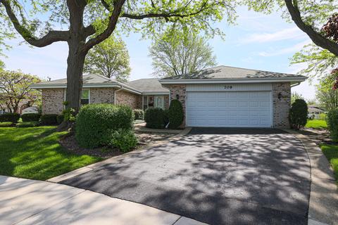 709 W Kingsbury Ct, Arlington Heights, IL 60004