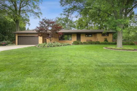 804 Sunset Dr, Mahomet, IL 61853