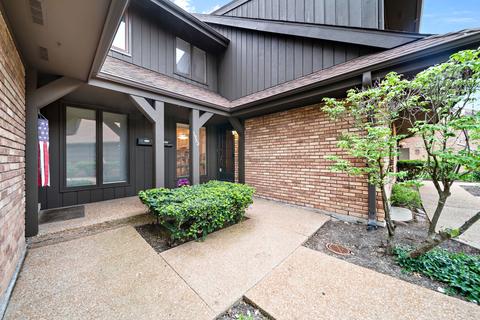 1932 Mission Hills Ln, Northbrook, IL 60062