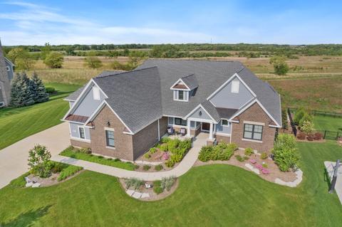 1812 Hunters Ridge Ln, Sugar Grove, IL 60554