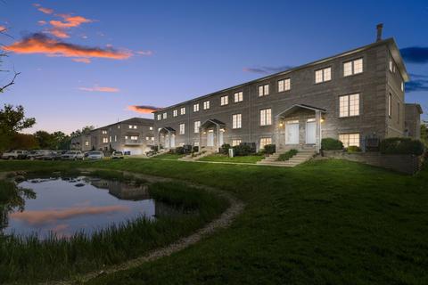 183 N East River Rd #F5, Des Plaines, IL 60016