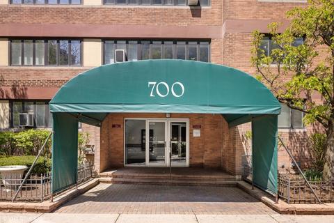 700 W Bittersweet Pl #307, Chicago, IL 60613