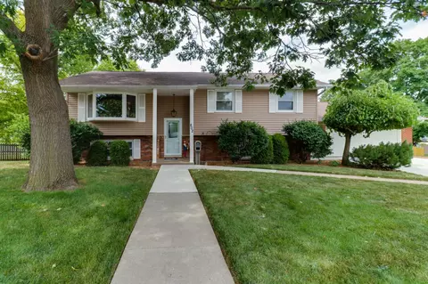 802 Yorkshire Ct, Washington, IL 61571
