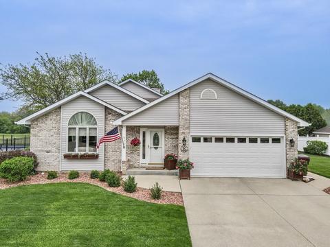 536 S Walnut St, Manteno, IL 60950