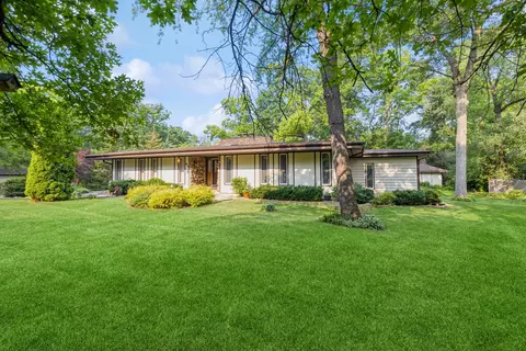 915 Hickory Rd, Woodstock, IL 60098