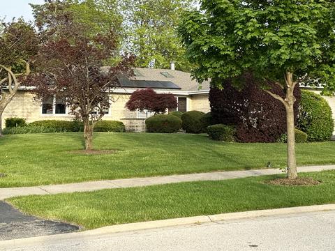 2379 Castilian Cir, Northbrook, IL 60062