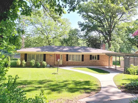 1853 W Potawatomie Trl, Kankakee, IL 60901