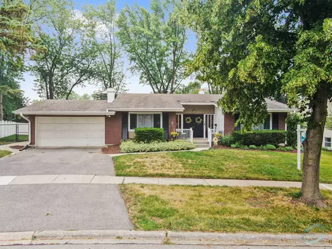 2 Eastgate Ct, Woodridge, IL 60517