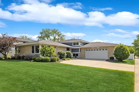 745 S Stuart Ct, Elmhurst, IL 60126