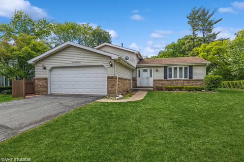 537 Lochwood Dr, Crystal Lake, IL 60012