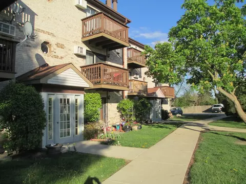 520 E Spruce Dr #2B, Palatine, IL 60074