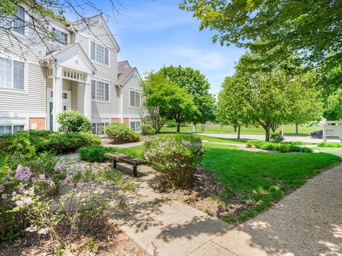2193 Daybreak Dr, Aurora, IL 60503 photo 2