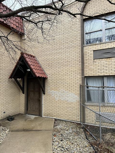4261 W 76th St #202, Chicago, IL 60652