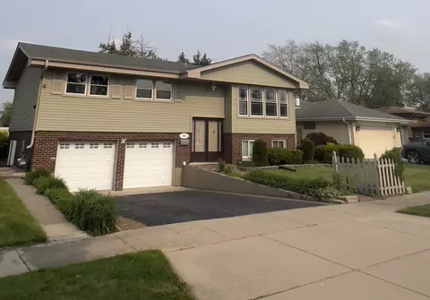 1451 Phoenix Dr, Des Plaines, IL 60018