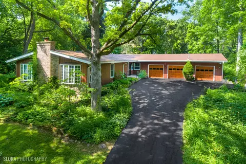 7212 Oakwood Ln, Crystal Lake, IL 60012