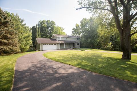 435 Pine Hill Dr, Dixon, IL 61021