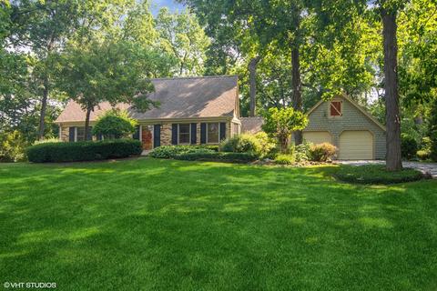 8 Hickory Rd, Hawthorn Woods, IL 60047
