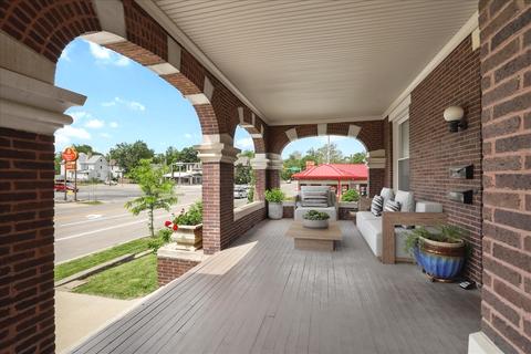 806 E Washington St, Bloomington, IL 61701 photo 2