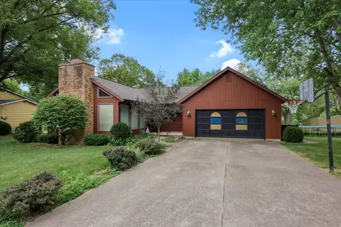 915 Oakview Ct, Mount Zion, IL 62549