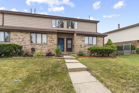 701 Morningside Ct, Roselle, IL 60172