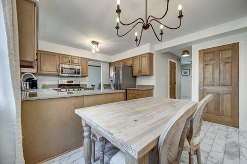 555 Roxbury Dr, Naperville, IL 60565 photo 9